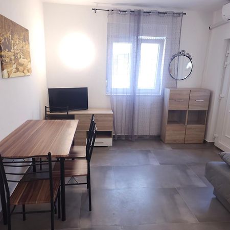 Apartmani Viktorija فاجانا الغرفة الصورة